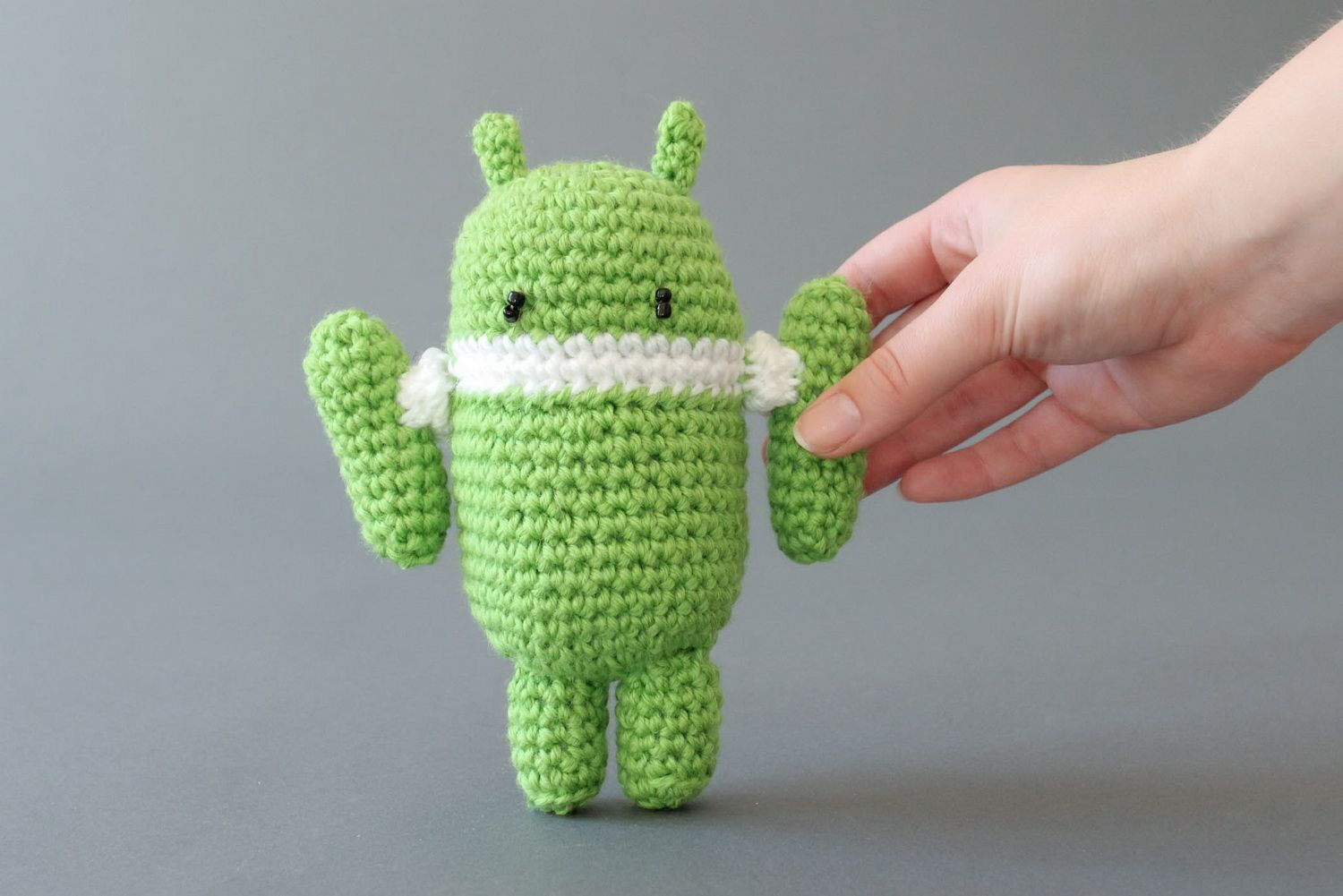 Giocattolo a maglia fatto a mano pupazzo a forma di android a uncinetto foto 2