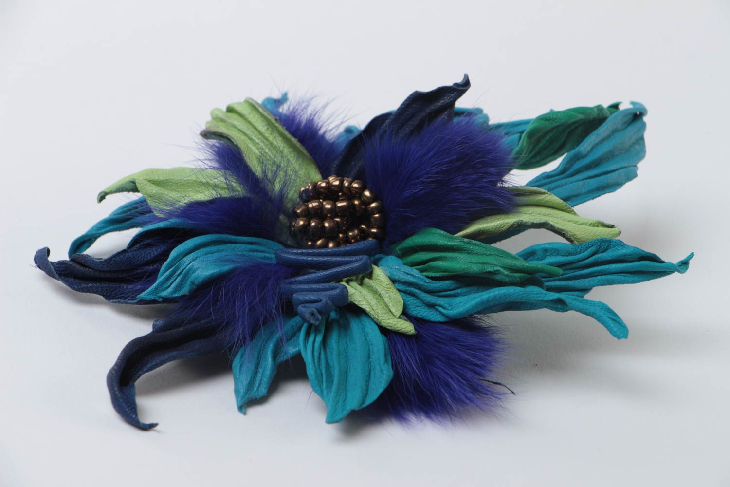 Брошь-заколка из натуральной кожи ручной работы в виде объемного синего цветка фото 3