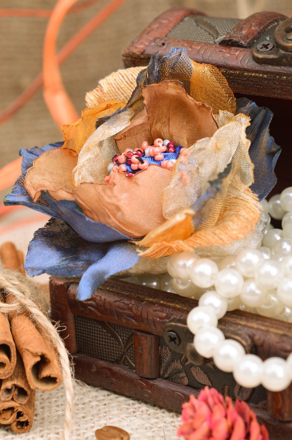 Broche-barrette faite main avec perles de rocaille bleue originale accessoire photo 1