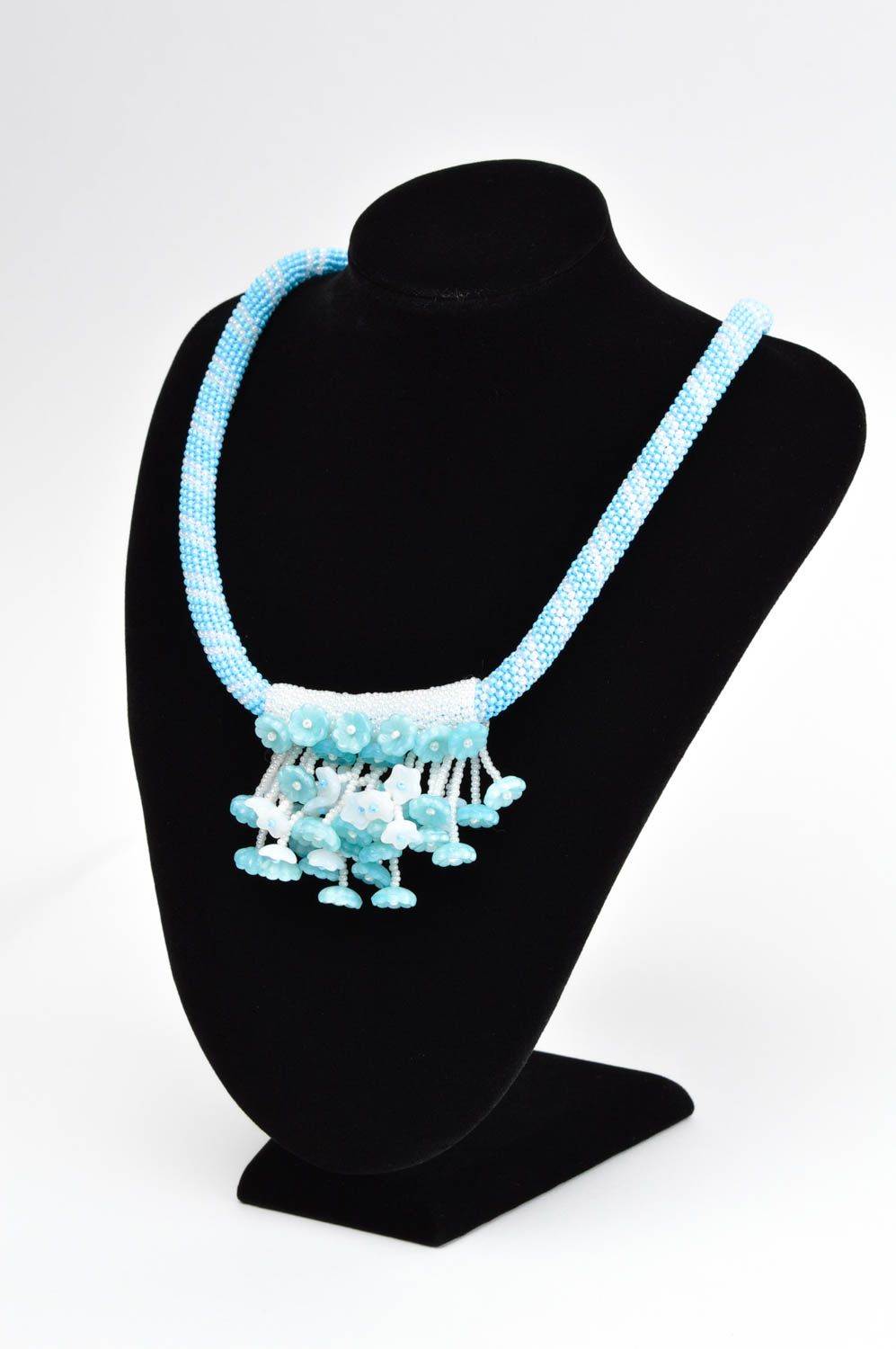 Collana di perline fatta a mano bigiotteria da donna in colore azzurro tenero foto 1