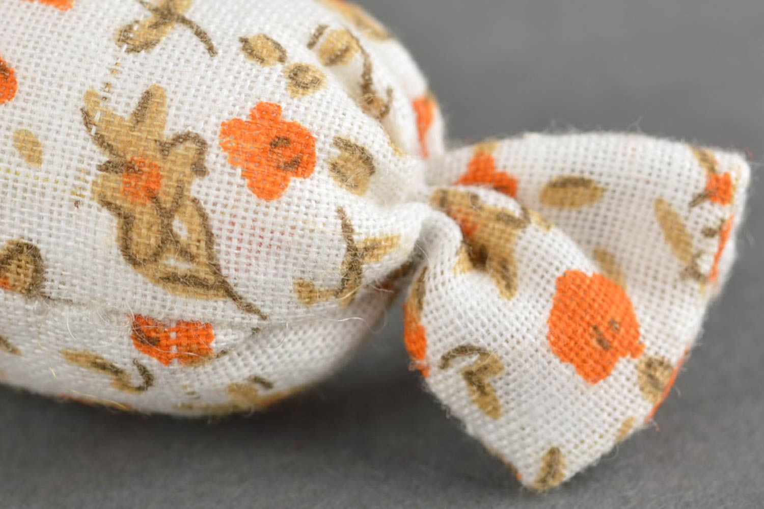 Broche textil caramelo hecho a mano complemento para ropa accesorio de mujer foto 2