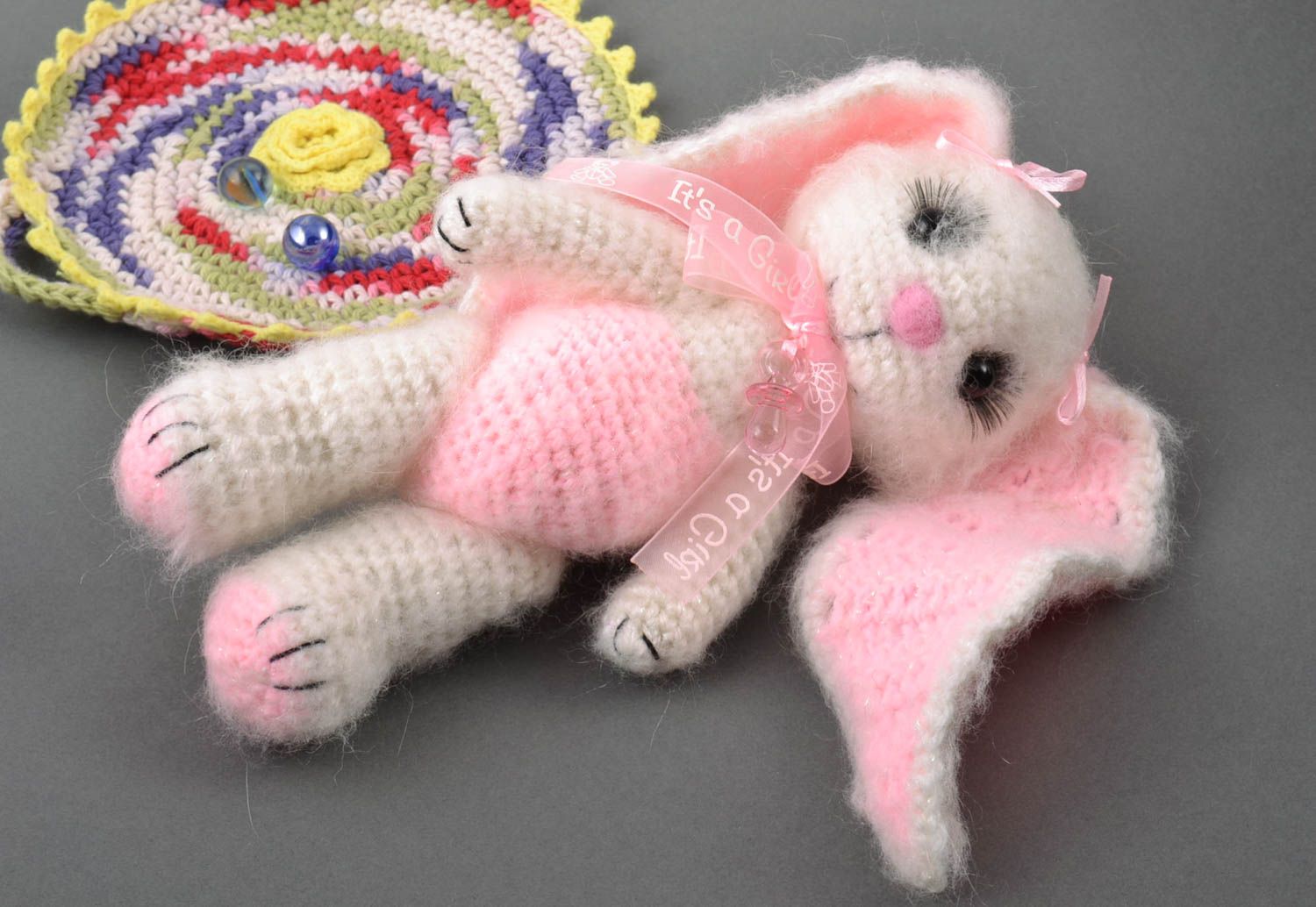 Мягкая игрушка ручной работы зайка белая с розовым красивая средняя вязаная  фото 1
