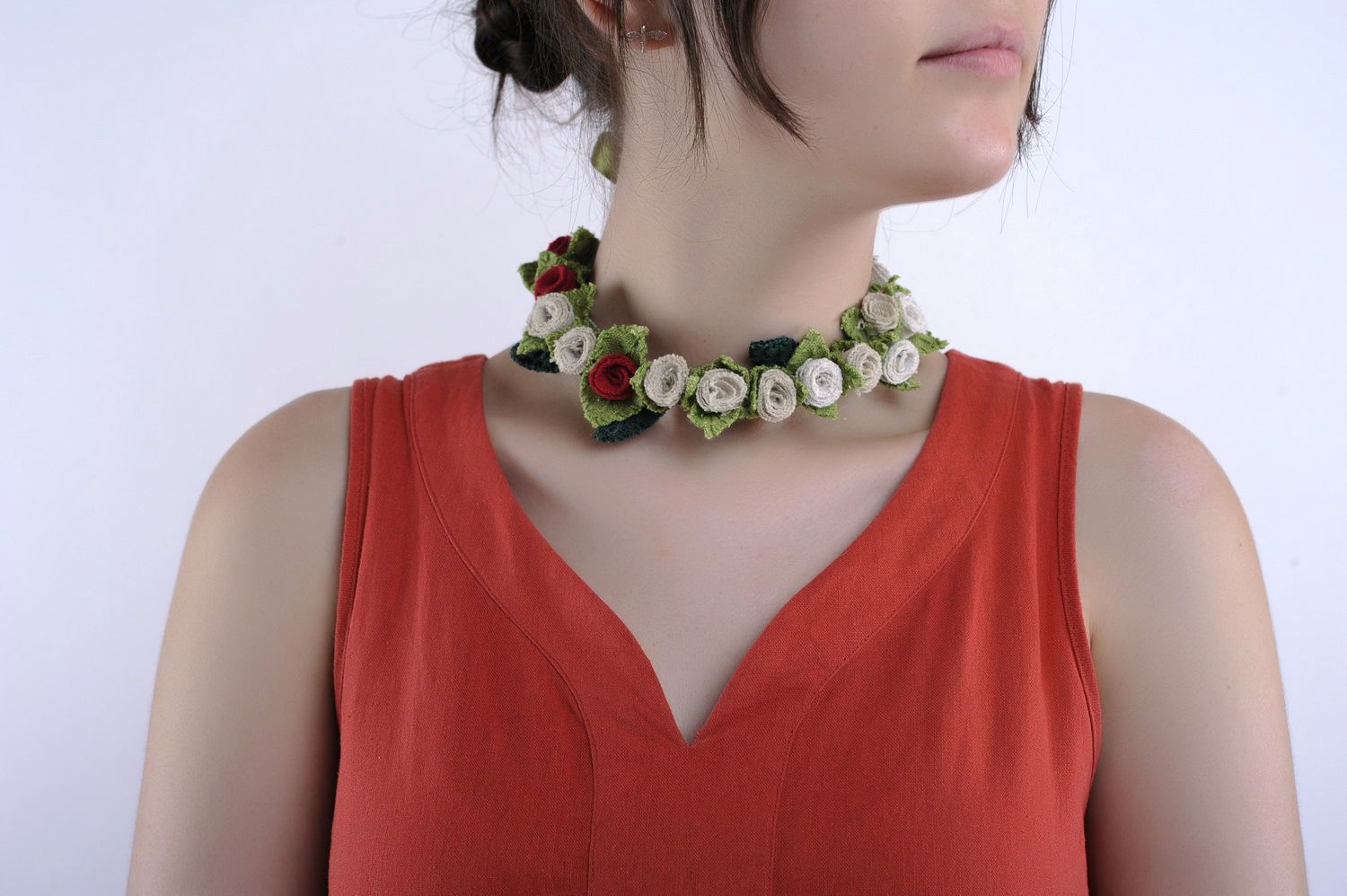 Necklace with flowers photo 3