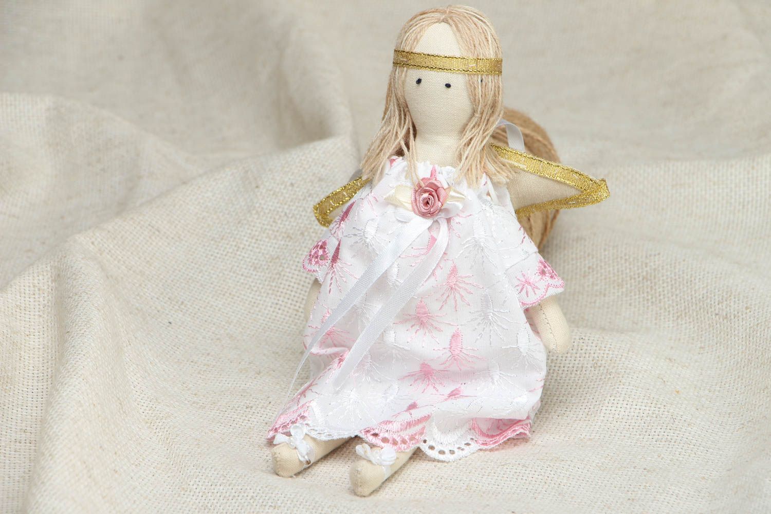 Текстильная кукла-ангел в белом сарафане фото 1