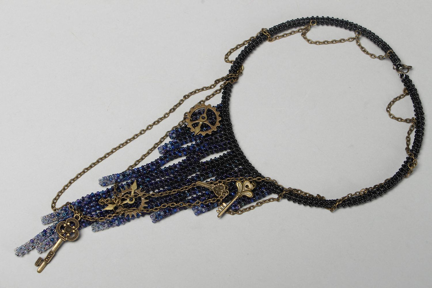 Ожерелье из бисера с часовыми механизмами фото 1