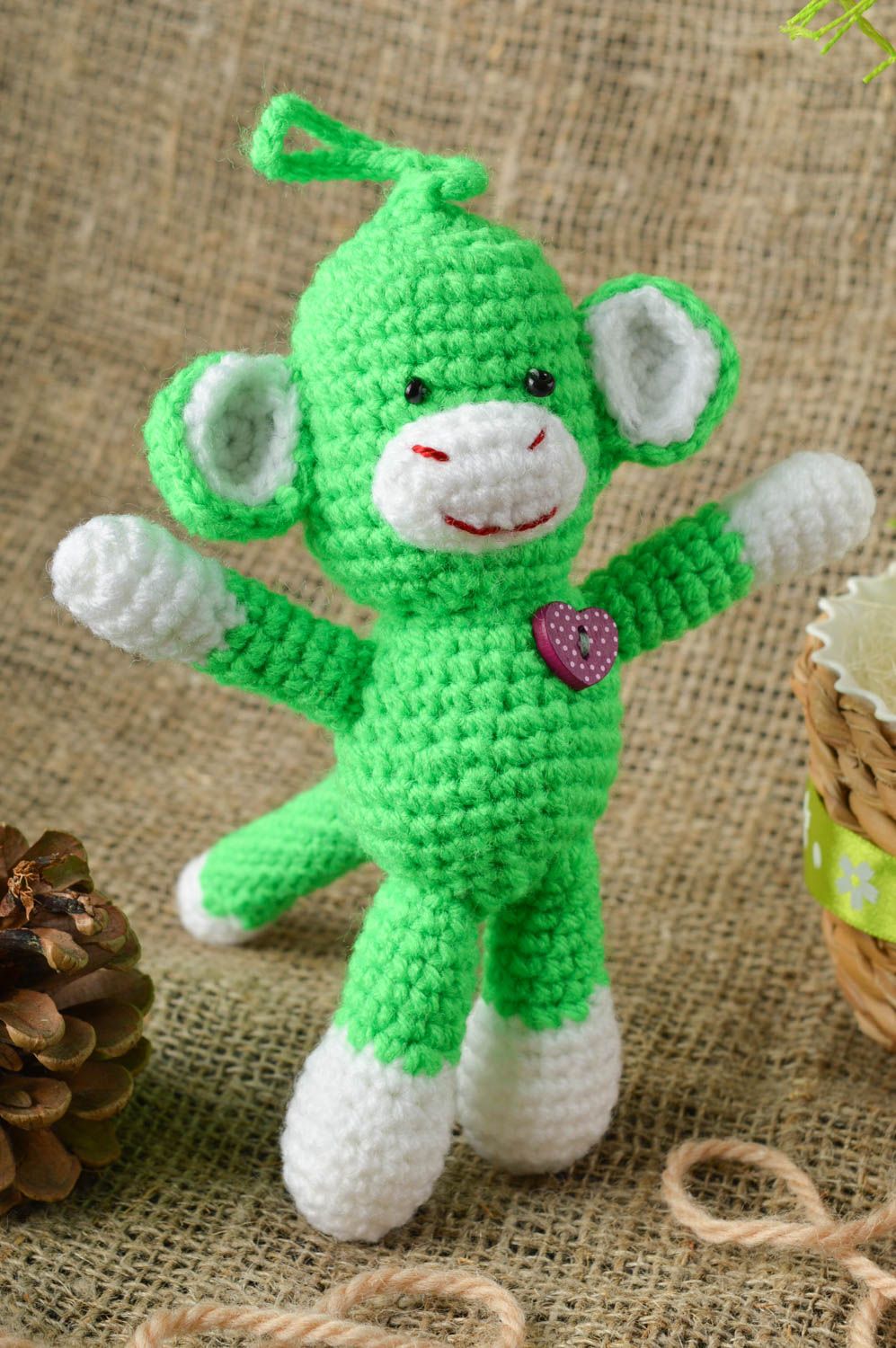 Jouet singe fait main Déco maison vert tricoté au crochet Cadeau original photo 1