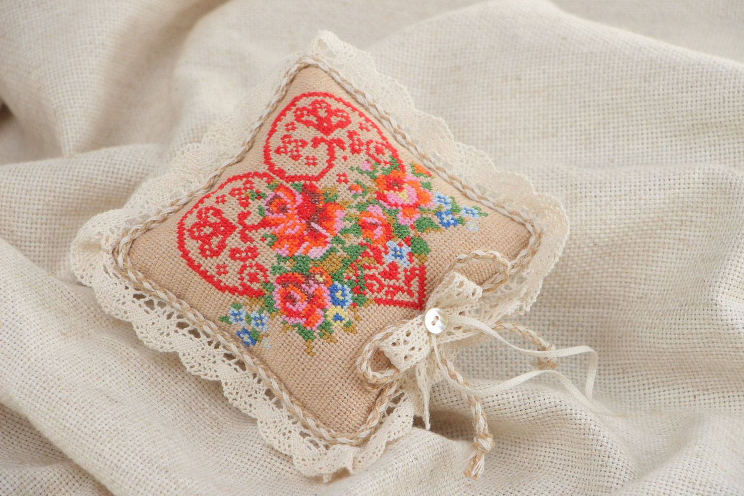 Schönes handmade Ringkissen für Hochzeit aus Kanevas mit Kreuzstickerei und Schleife foto 1