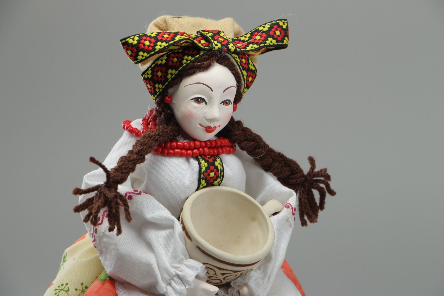 Кукла для чайника в украинском стиле с кружкой грелка на заварник фото 1