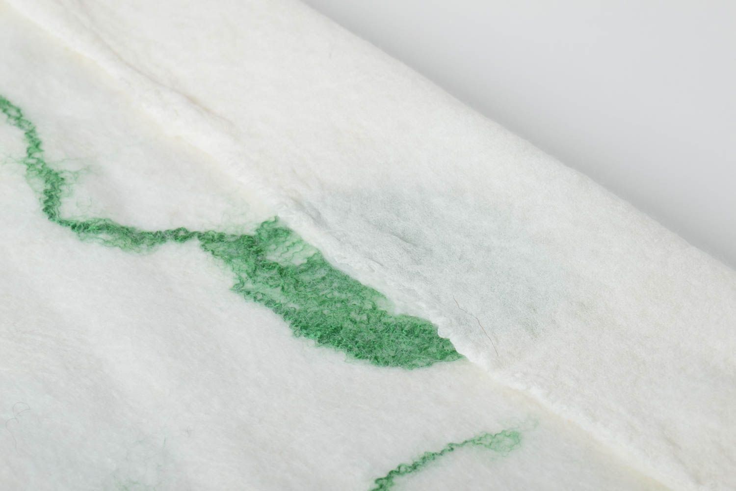 Женский шарф палантин ручной работы валяный палантин из шерсти белый в цветы фото 5