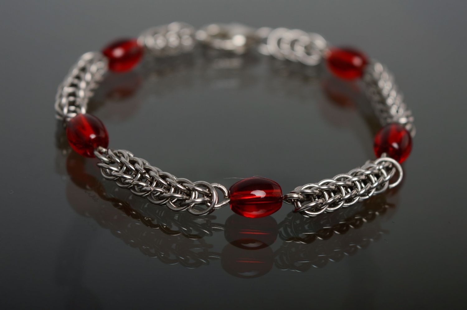 Bracelet à mailles avec perles de verre rouge photo 1