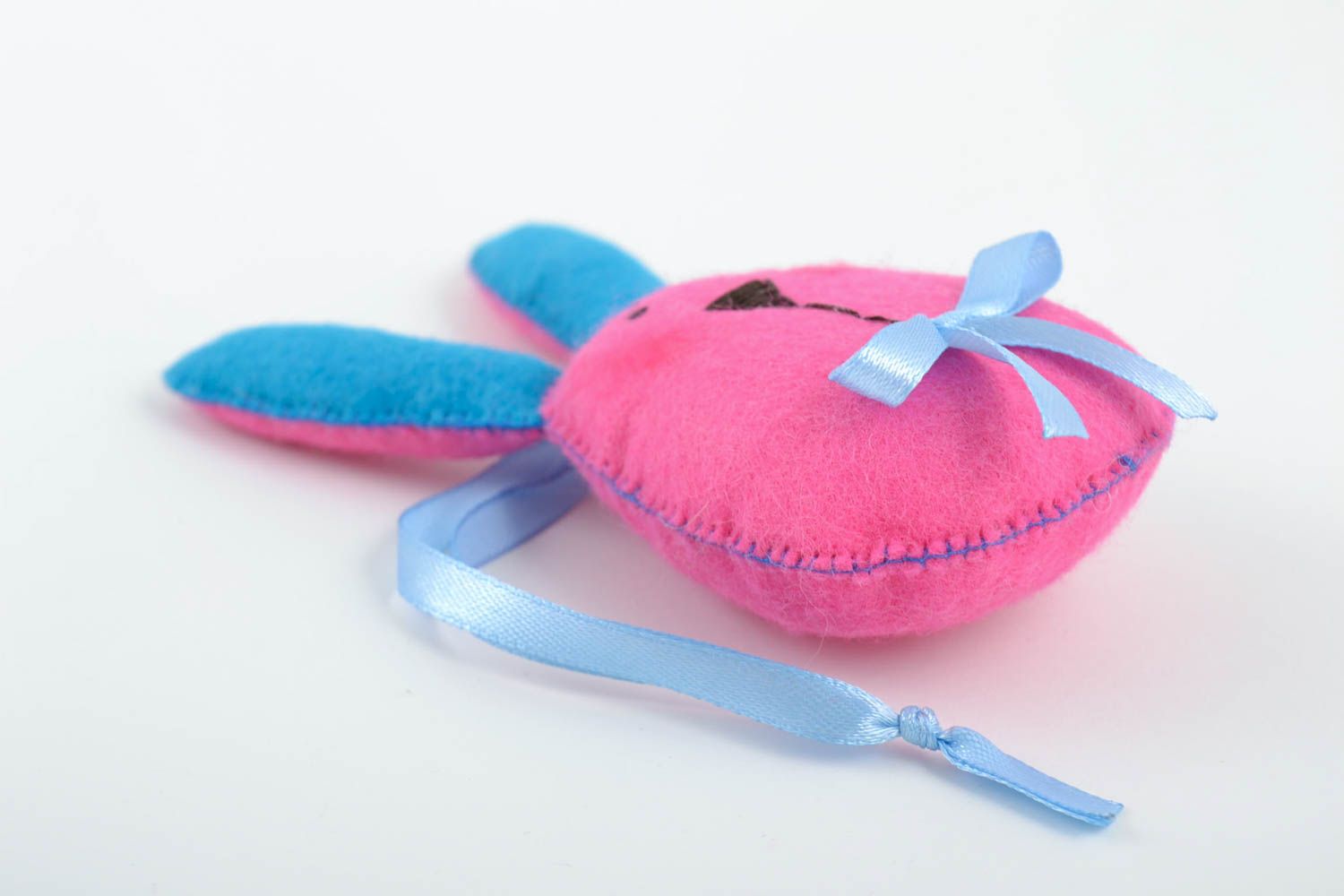 Игрушка с петелькой зайка розовый с голубыми ушками красивый маленький хэнд мейд фото 5