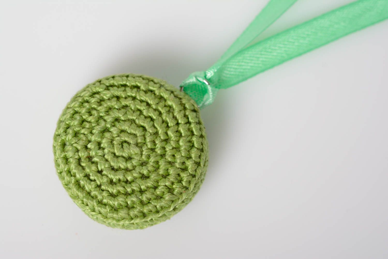 Handmade green glass button pendant crochet over with cotton threads and equipped with ribbon photo 4