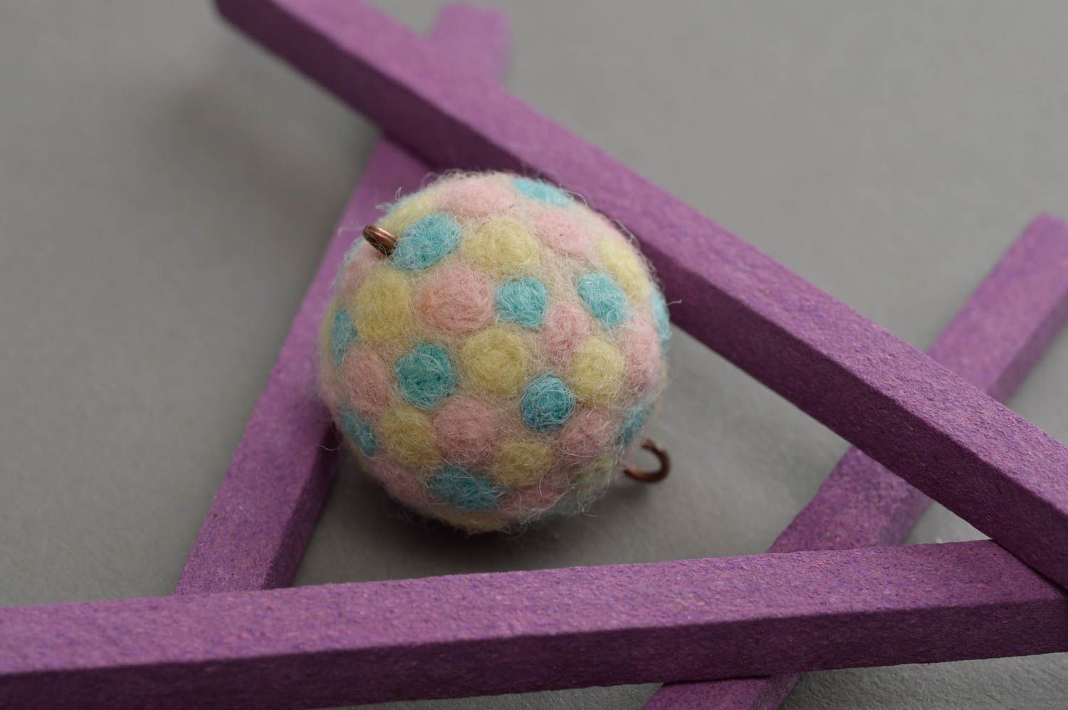 Pendentif boule multicolore tendre fait main en laine technique de feutrage photo 3