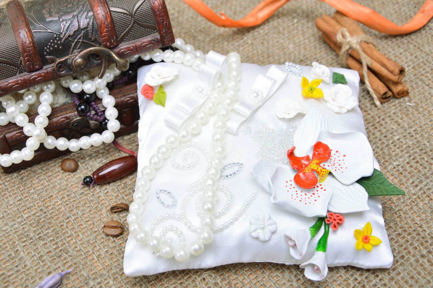Weißes Ringkissen handmade aus Atlas für Hochzeit mit Blumen aus Polymerton  foto 1