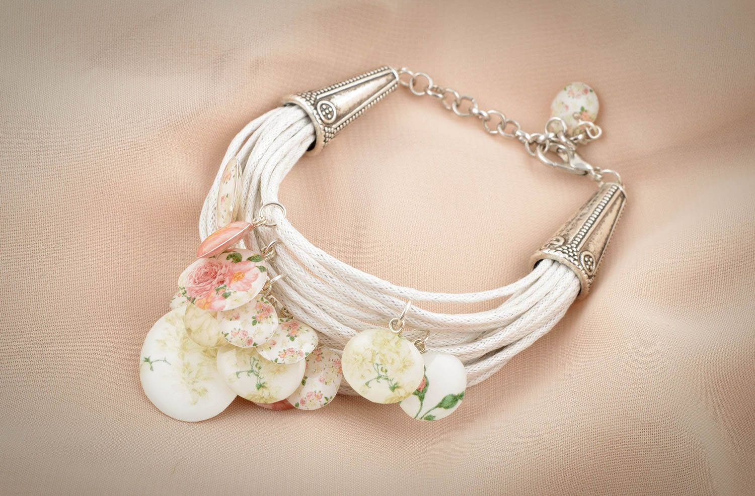 Bracelet blanc Bijou fait main multirang lacets avec breloques Cadeau femme photo 5