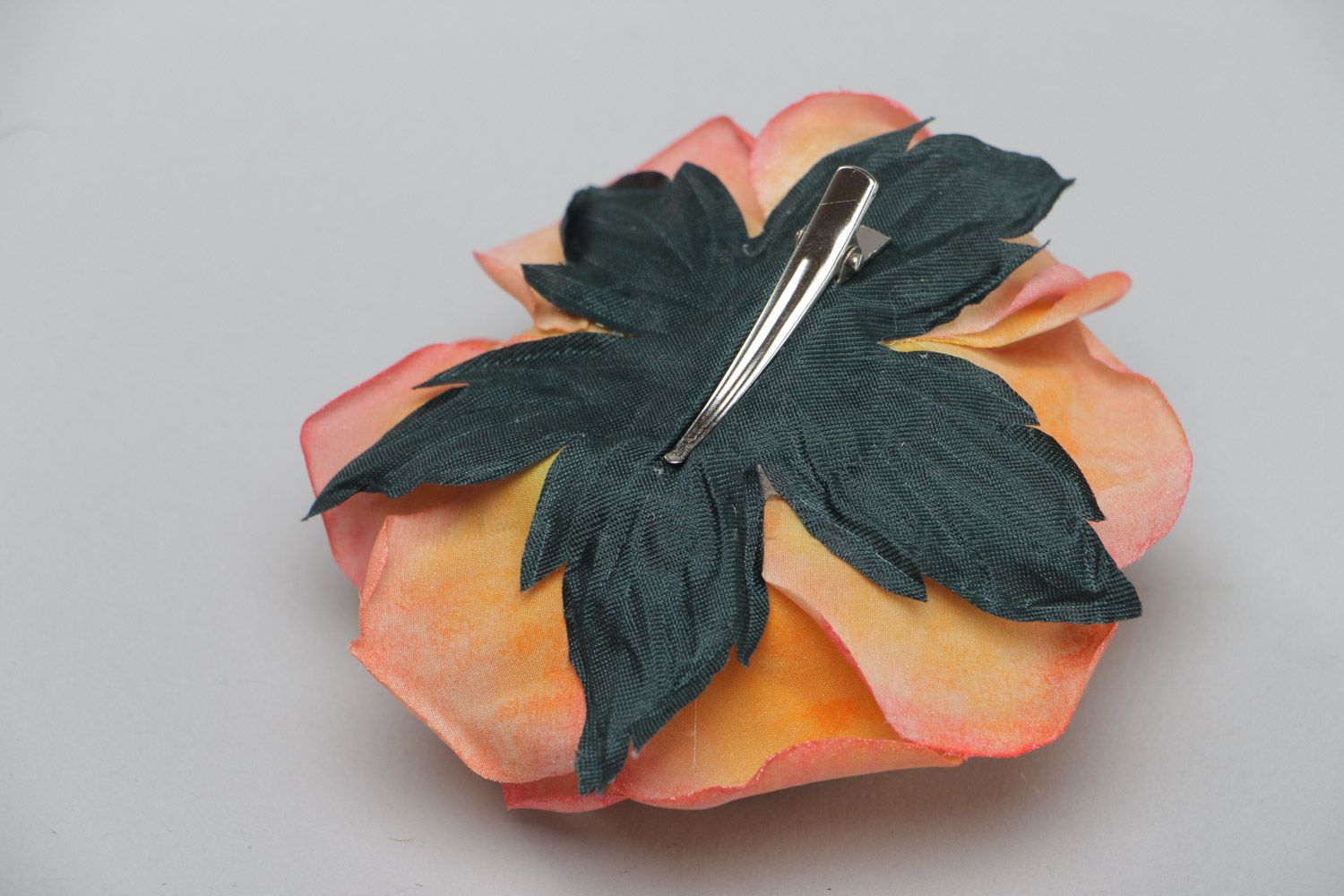 Handmade Haarspange Rose aus Atlas und Seide Frauen Schmuck originelles Geschenk foto 4