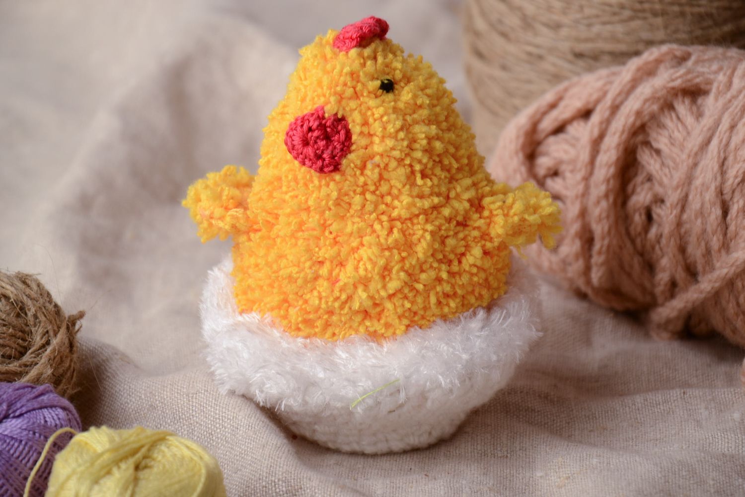 Мягкая вязаная игрушка в виде цыпленка в яйце  фото 1
