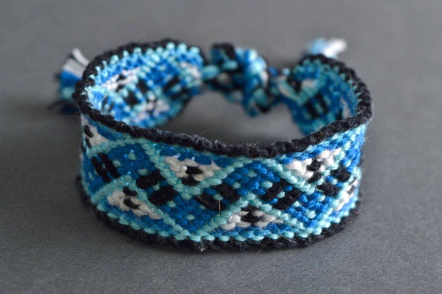 Bracelet textile tressé en macramé bleu avec ornements fait main style ethnique photo 1