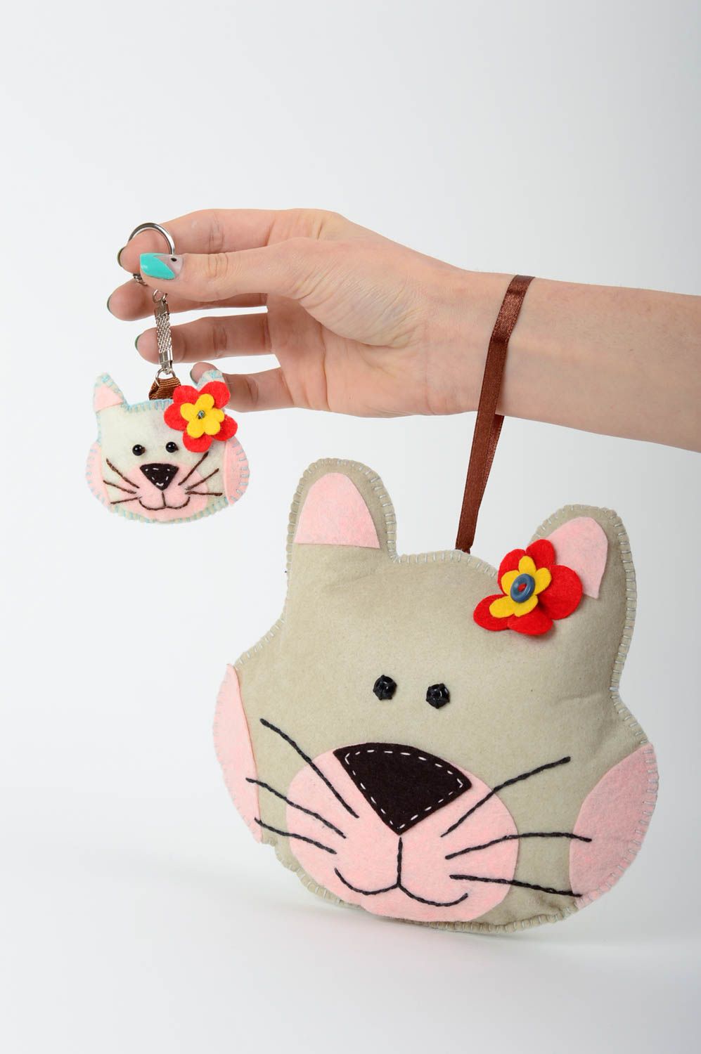 Décoration à suspendre chat et porte-clés chat faites main en feutre originales photo 3