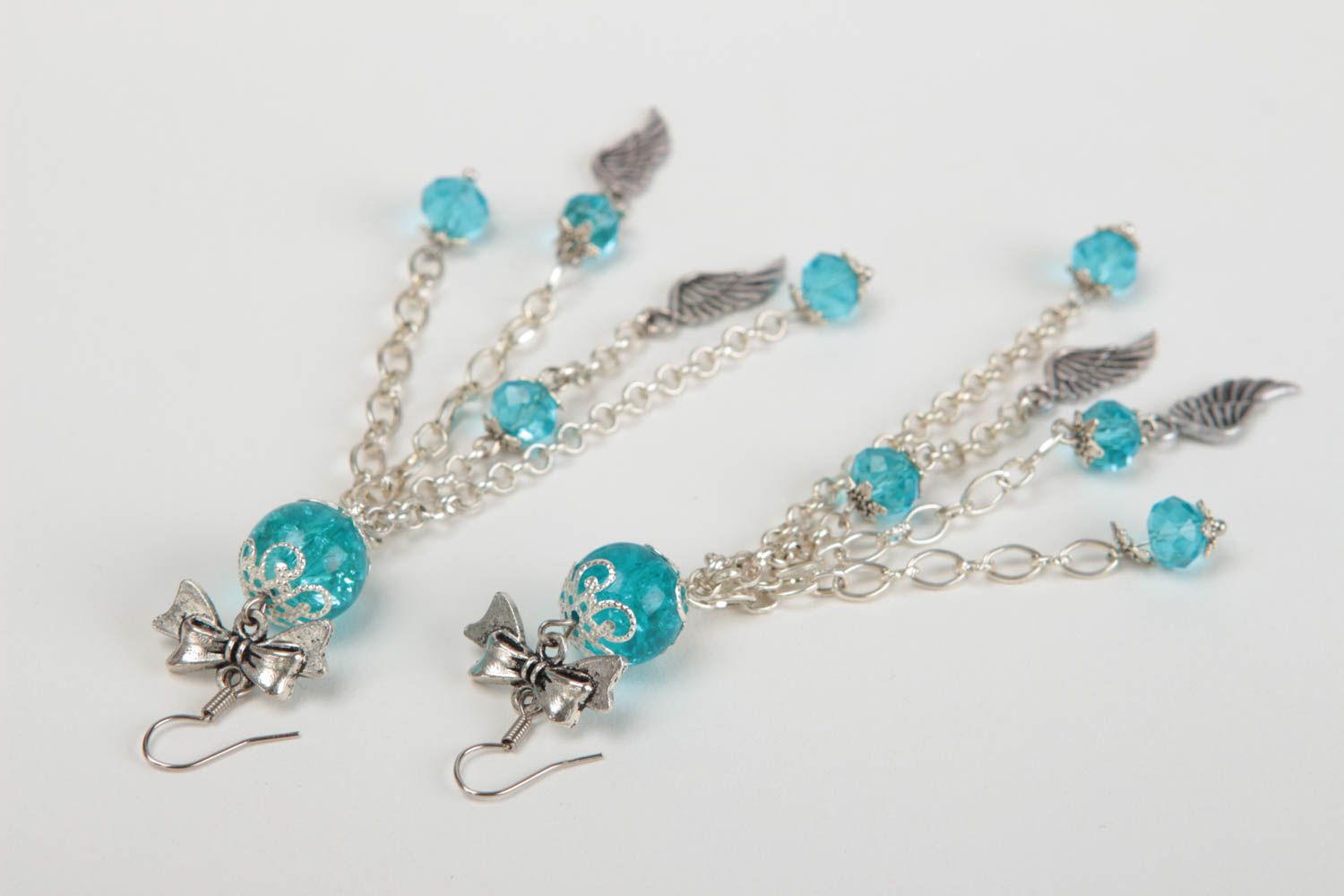 Boucles d'oreilles pendantes faites main en métal et perles de cristal bleu photo 4