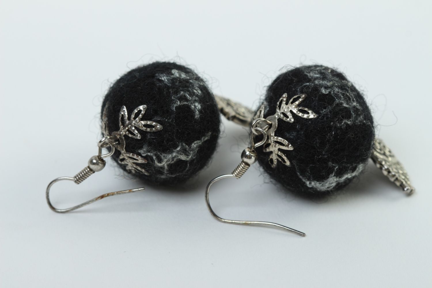 Handmade Damen Schmuck Ohrringe aus Filz Schmuck aus Wolle schwarze Kugeln foto 4