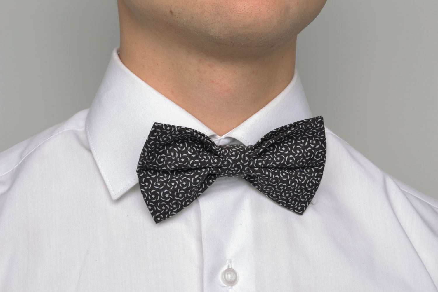 Black bow tie with print photo 1