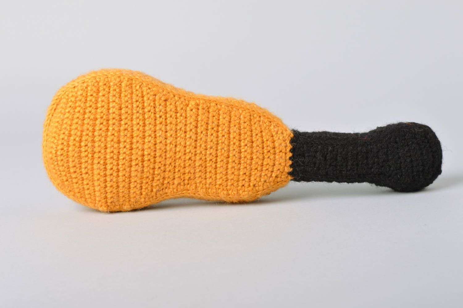 Jouet tricoté au crochet original décoratif fait main en forme de guitare photo 4