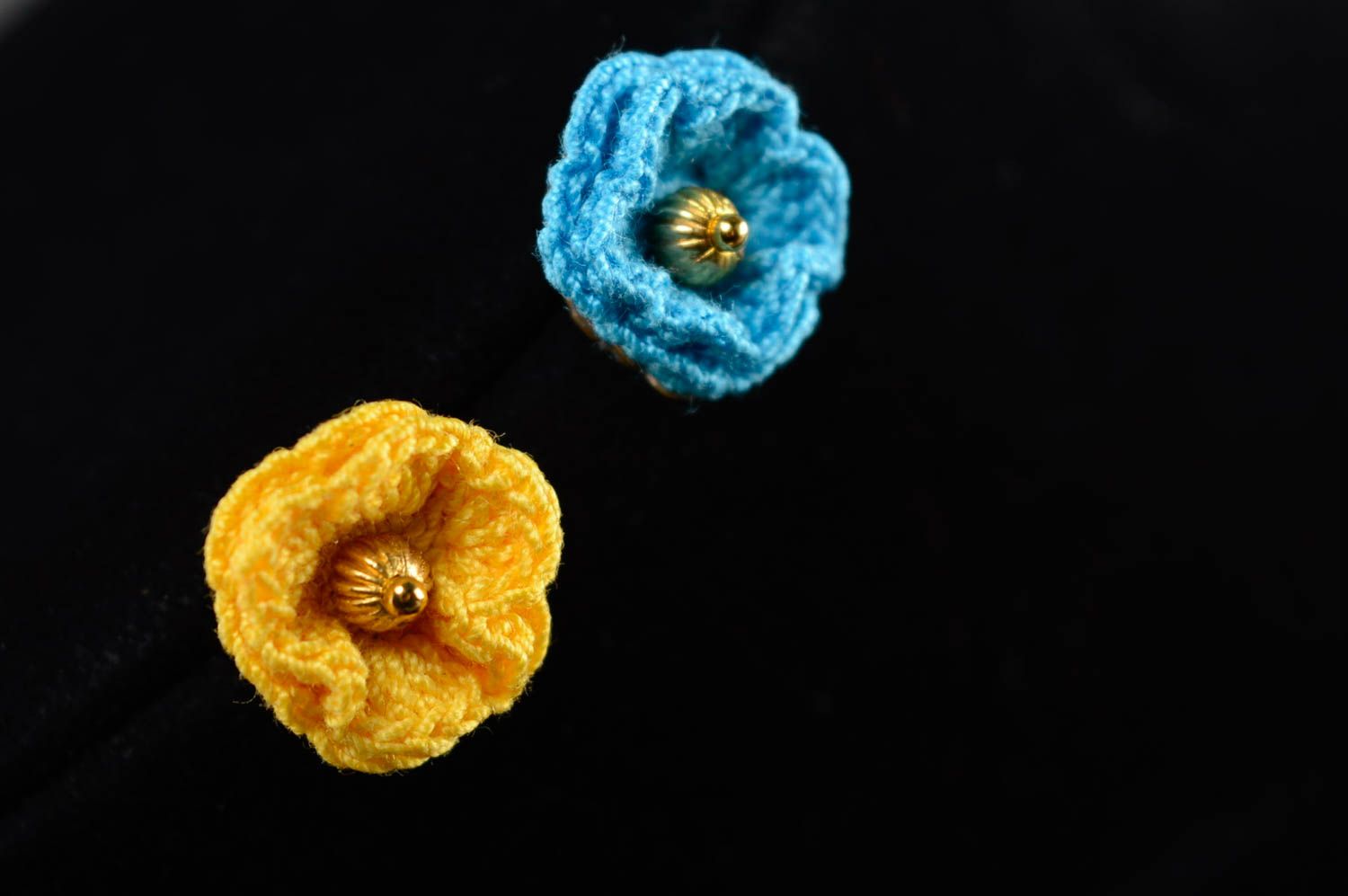 Вязаные серьги-гвоздики крючком в виде цветочков фото 5