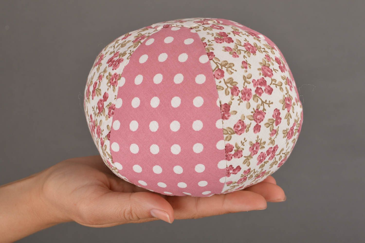 Красивая текстильная игрушка в виде розового мячика из ткани для детей хэнд мэйд фото 3