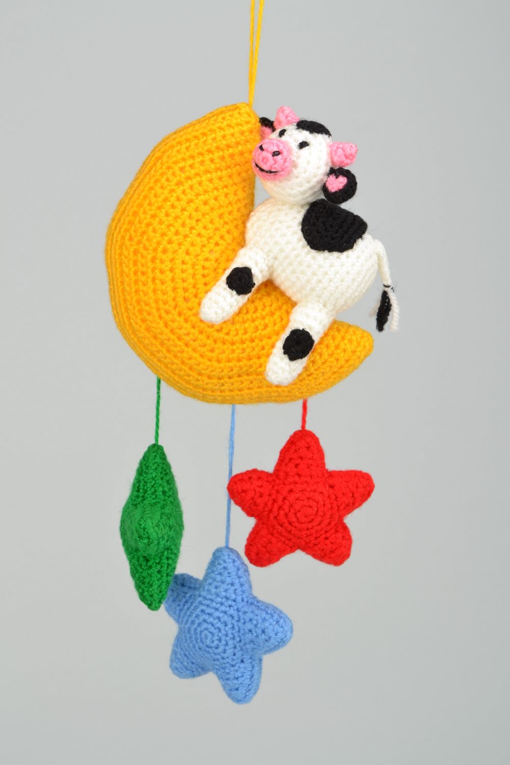 Jouet décoratif à suspendre tricoté artisanal Vache sur la lune photo 1