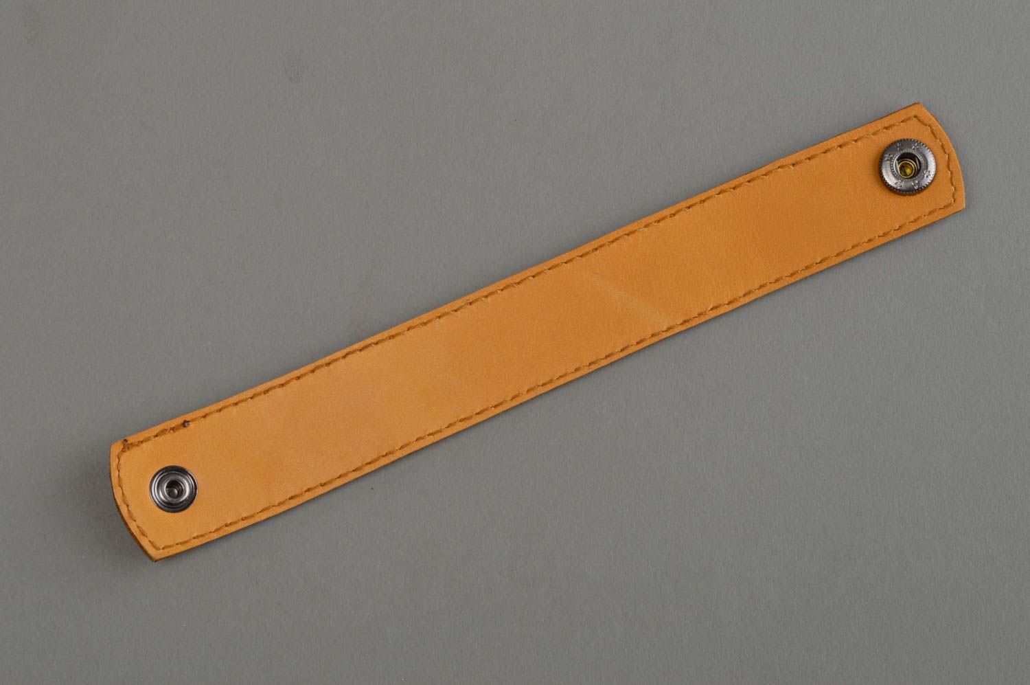 Bracelet en cuir naturel marron clair fait main large avec éléments métalliques photo 4