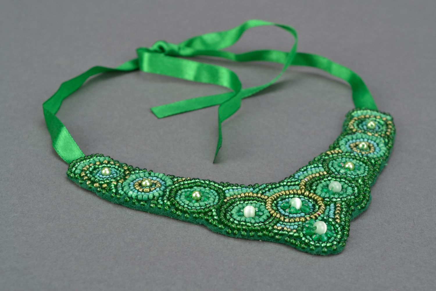 Festive green beaded necklace with natural stones photo 1