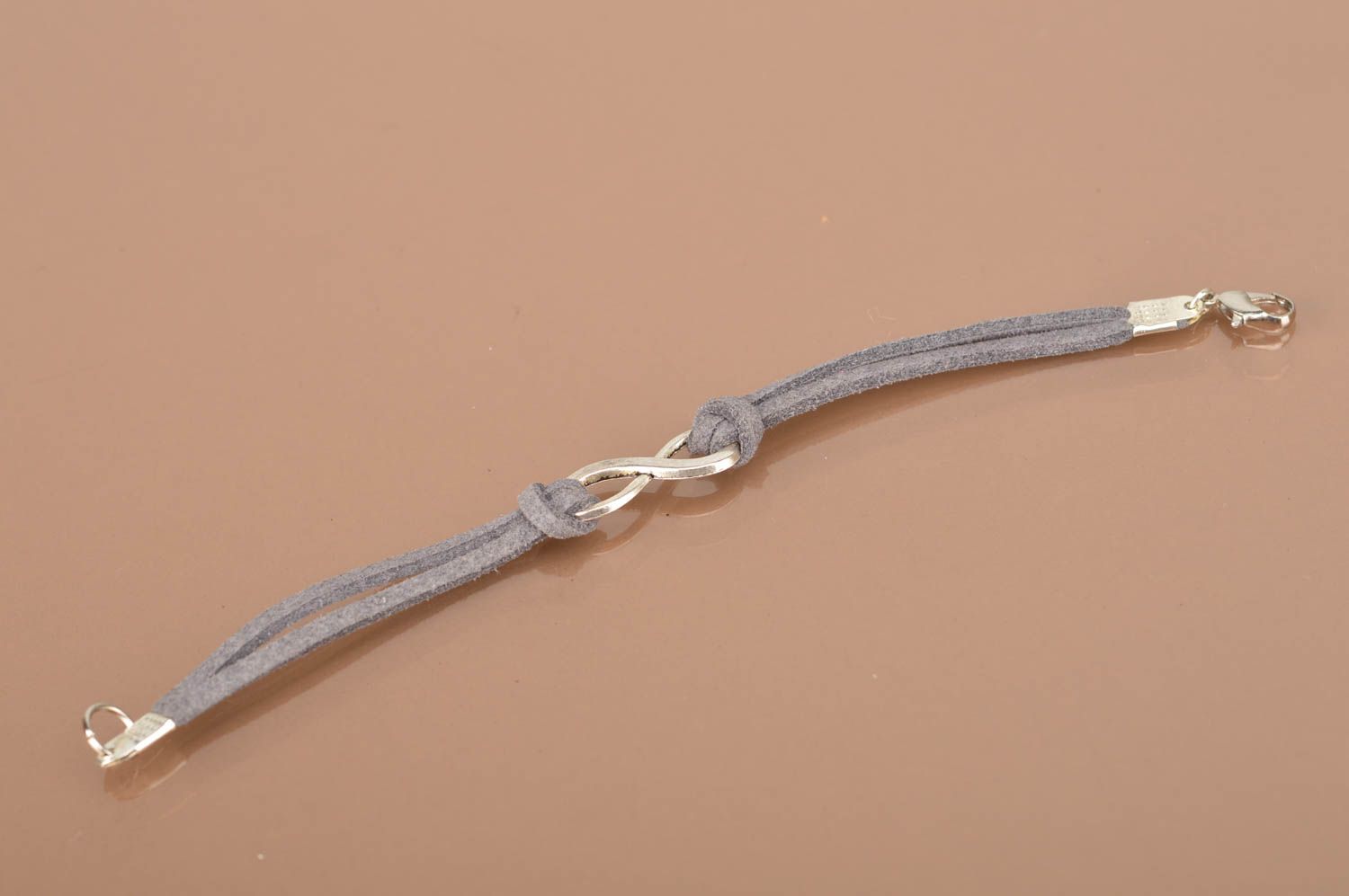 Серый браслет из замшевых шнурков с вставкой ручной работы оригинальный фото 4