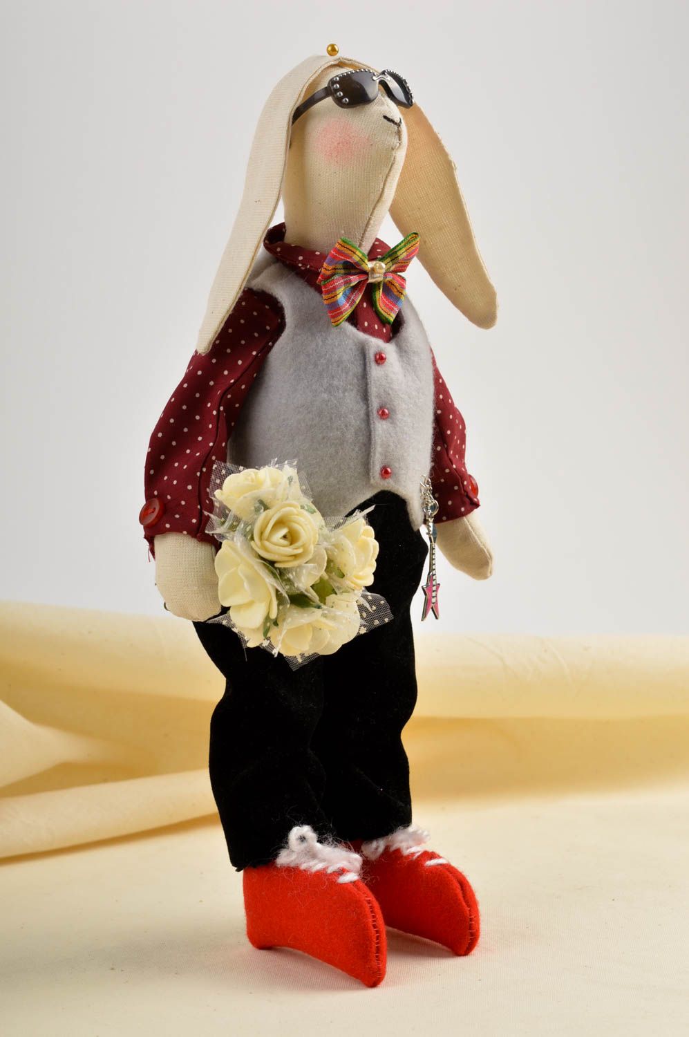 Jouet lapin avec bouquet Peluche faite main textile Décoration d'intérieur photo 1
