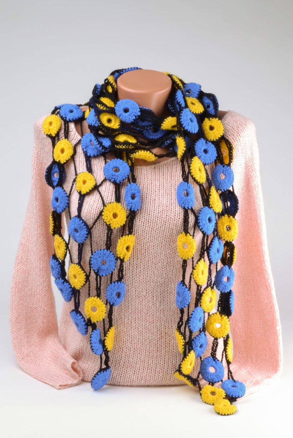 Écharpe tricotée au crochet ajourée multicolore photo 1