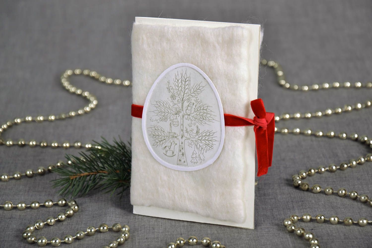 Cartão de Natal handmade feito de papelão de desenho e decorado na técnica de feltragem de lã foto 1