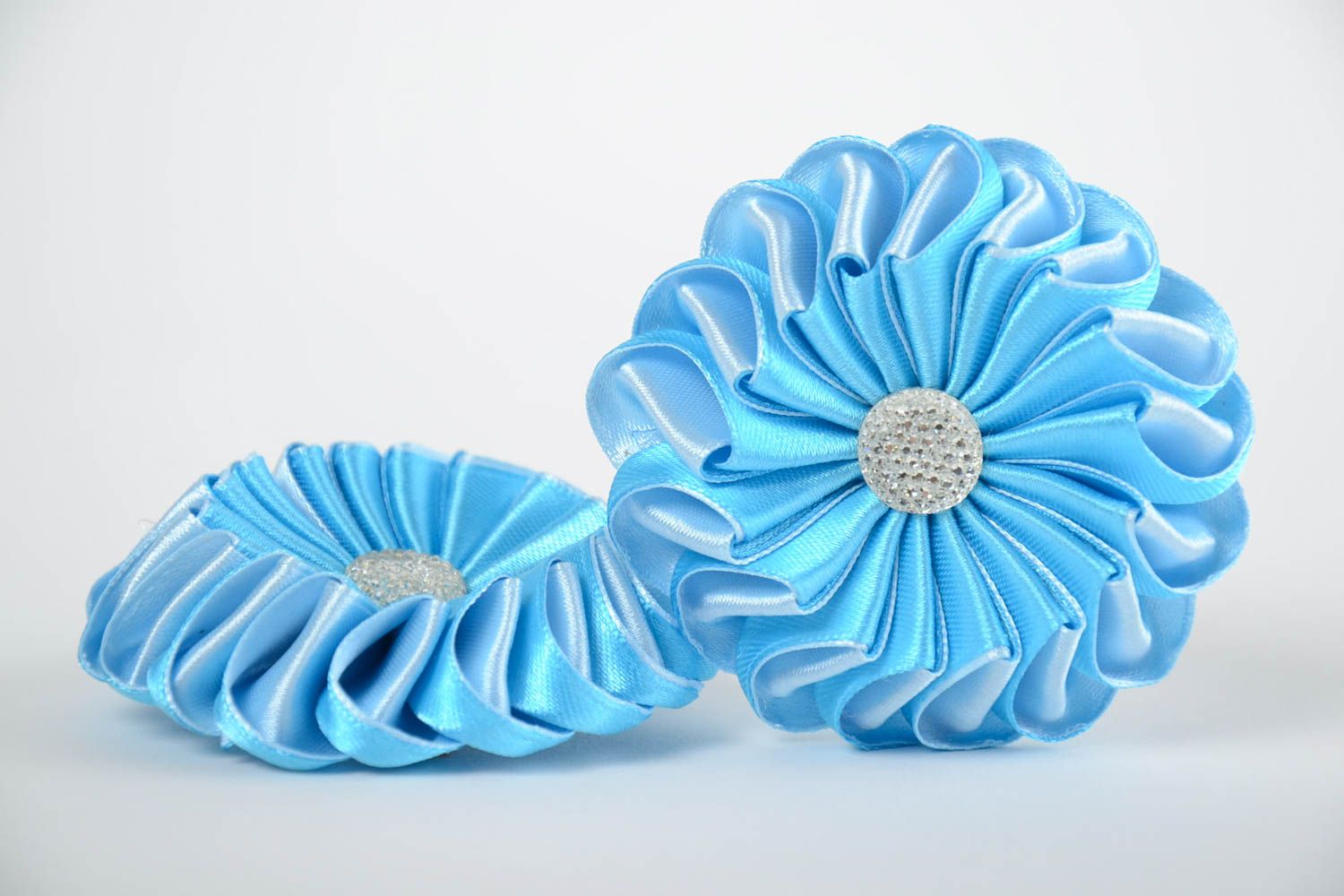 Élastiques à cheveux ronds bleus faits main 2 pièces pour enfants avec fleurs photo 2