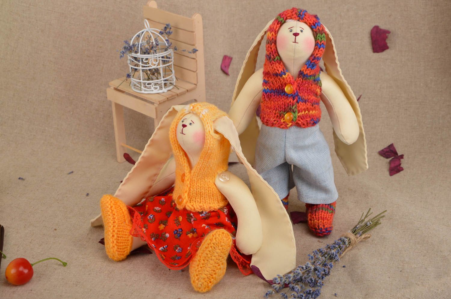 Künstlerische Kuscheltiere Set aus Stoff 2 Hasen in Kappen handgeschaffen schön foto 1