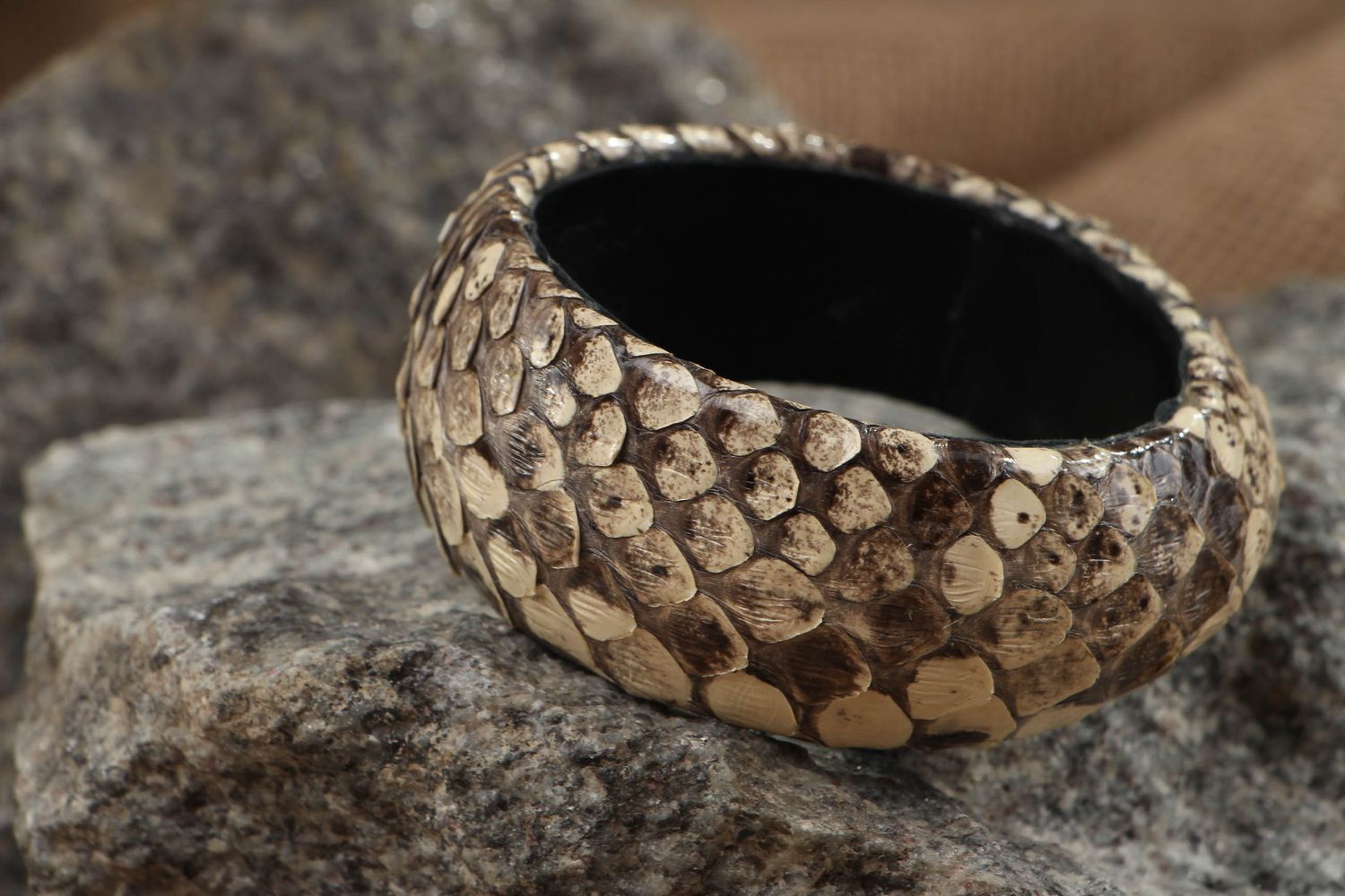 Large bracelet en cuir de python fait main photo 4