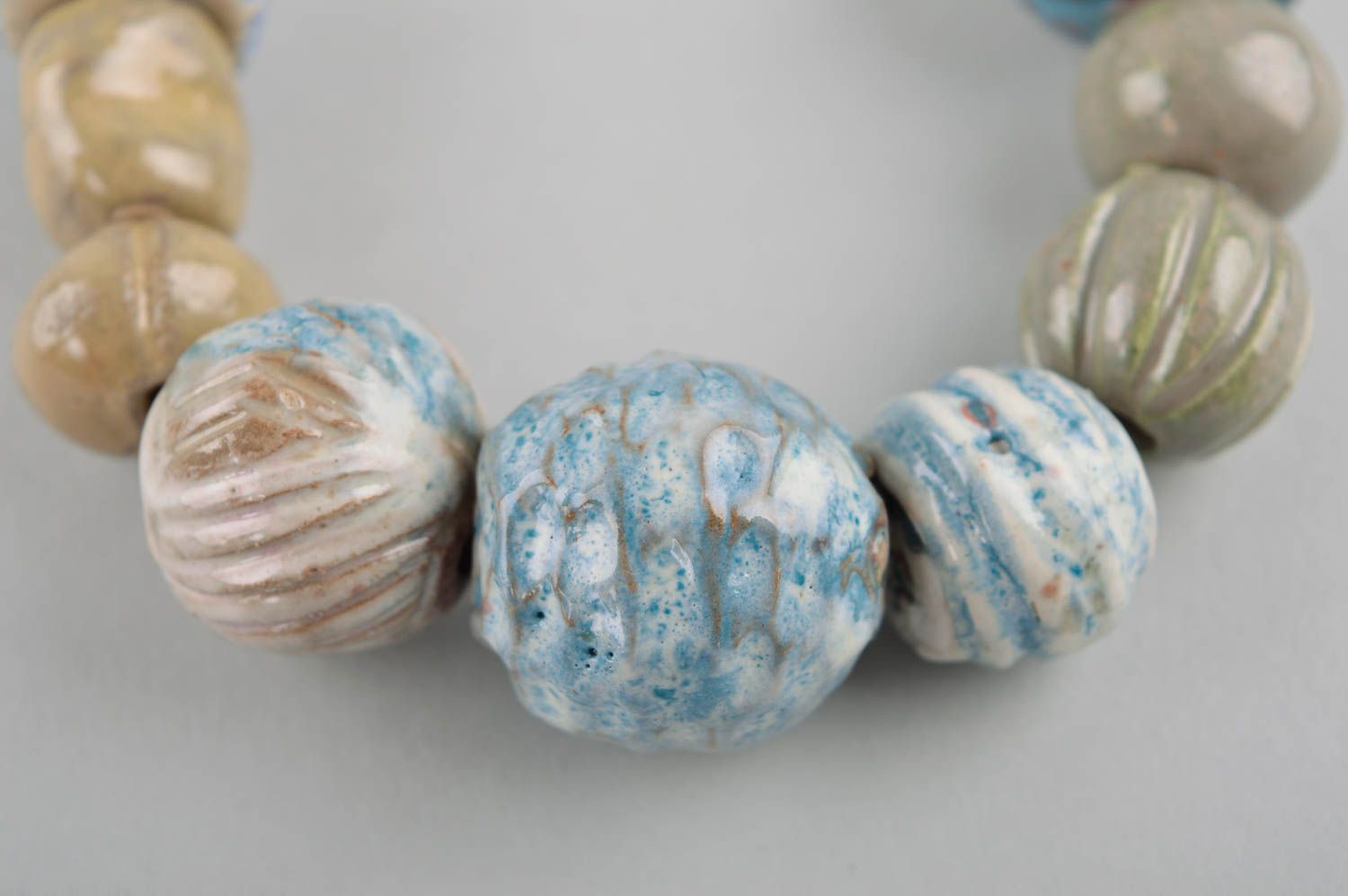 Колье из бусин украшение ручной работы бижутерия из керамики бусы с эмалью фото 3