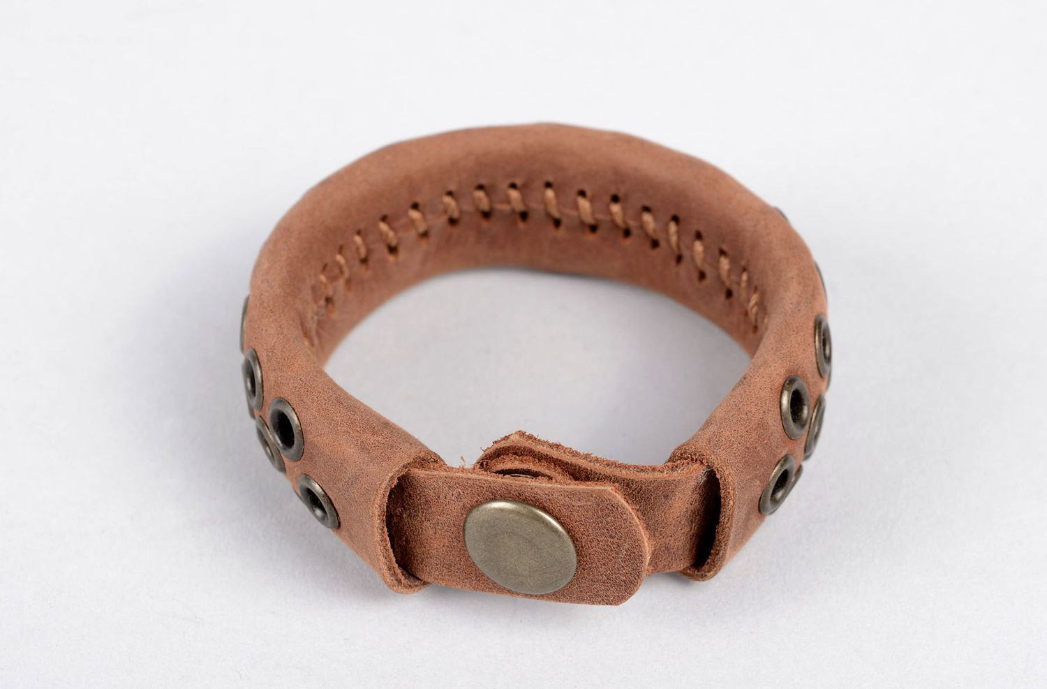 Кожаный браслет украшение ручной работы стильный аксессуар из кожи коричневый фото 2