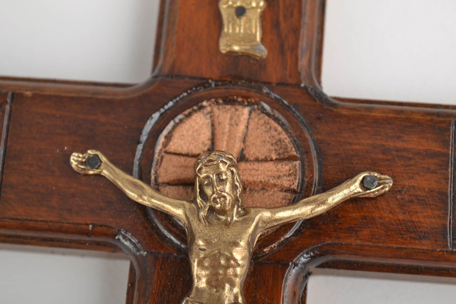 Cruz de madera hecho a mano artículo religioso original manualidad en madera foto 2