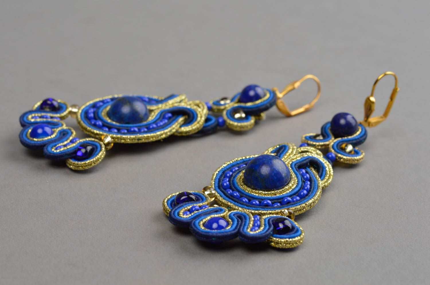 Boucles d'oreilles textiles bleues longues avec pierres naturelles faites main photo 3