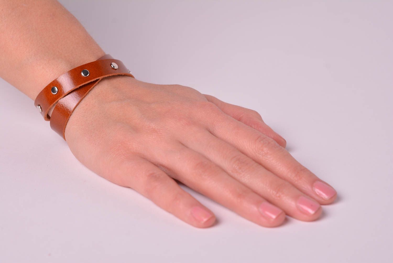 Кожаный браслет ручной работы коричневое украшение из кожи браслет на руку фото 2