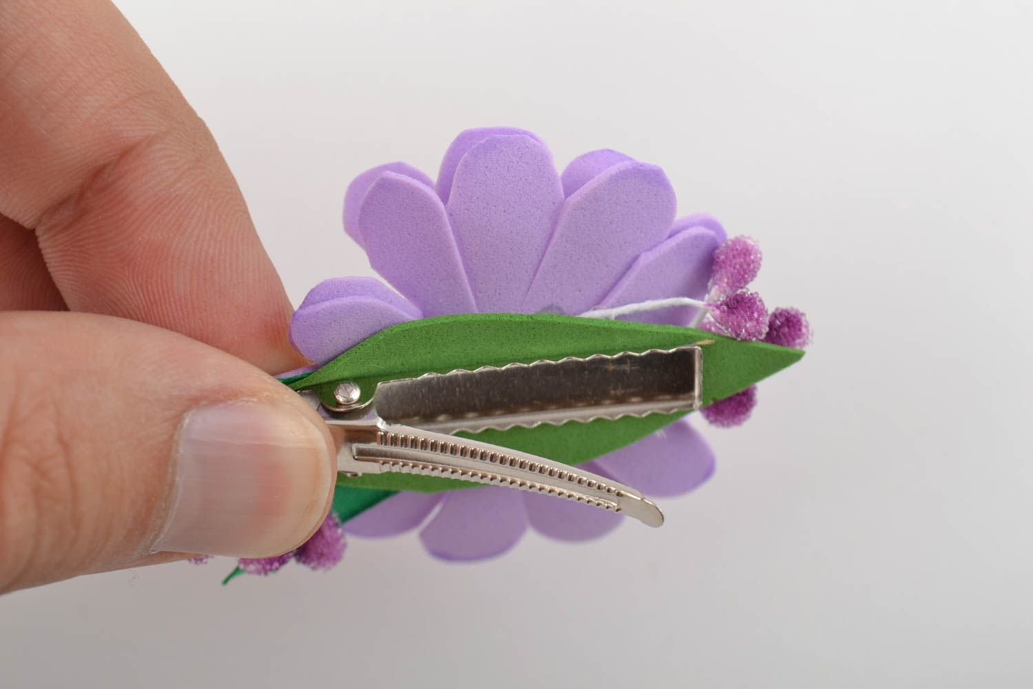 Красивая нежная заколка из фоамирана ручной работы в виде цветка фиолетовая фото 5
