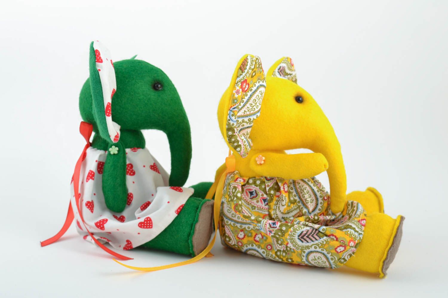 Juego de dos juguetes de tela de fieltro artesanales con forma de elefantes foto 3