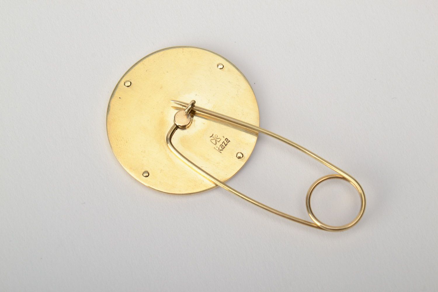 Broche de metal de latón hecho a mano redondo con mejanismo de relojería foto 4