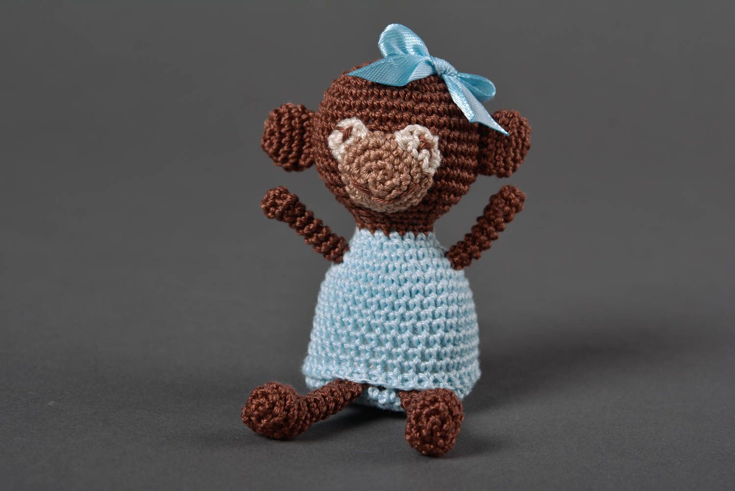 Peluche singe en robe bleue Jouet tricot fait main au crochet Cadeau enfant photo 1