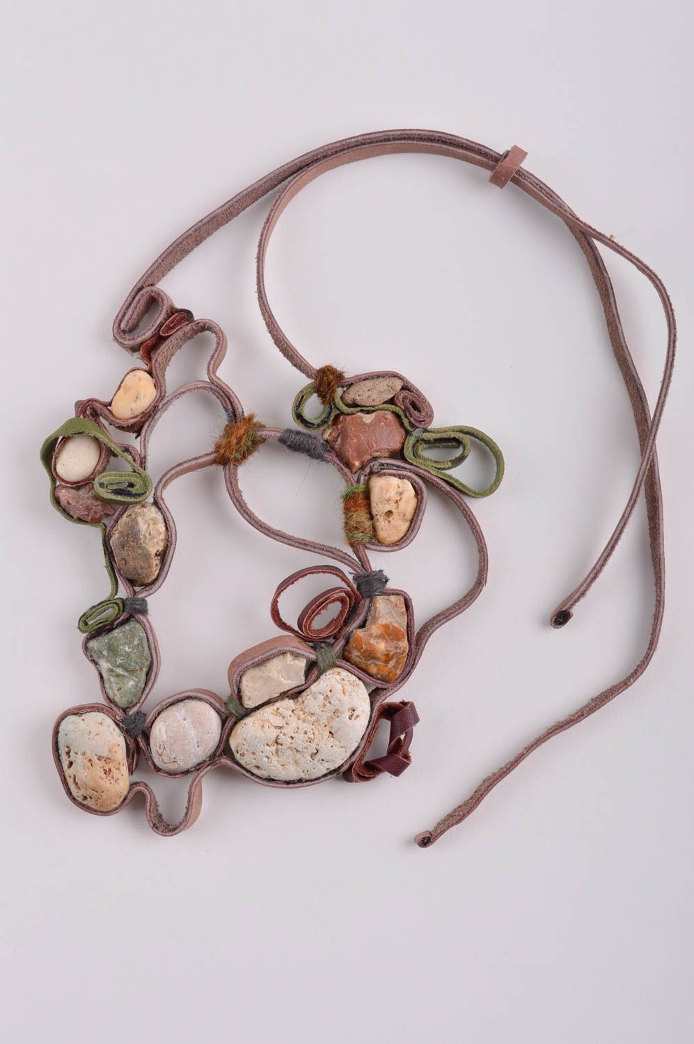 Оригинальный подарок ручной работы массивное ожерелье с камнями кожаное колье фото 2
