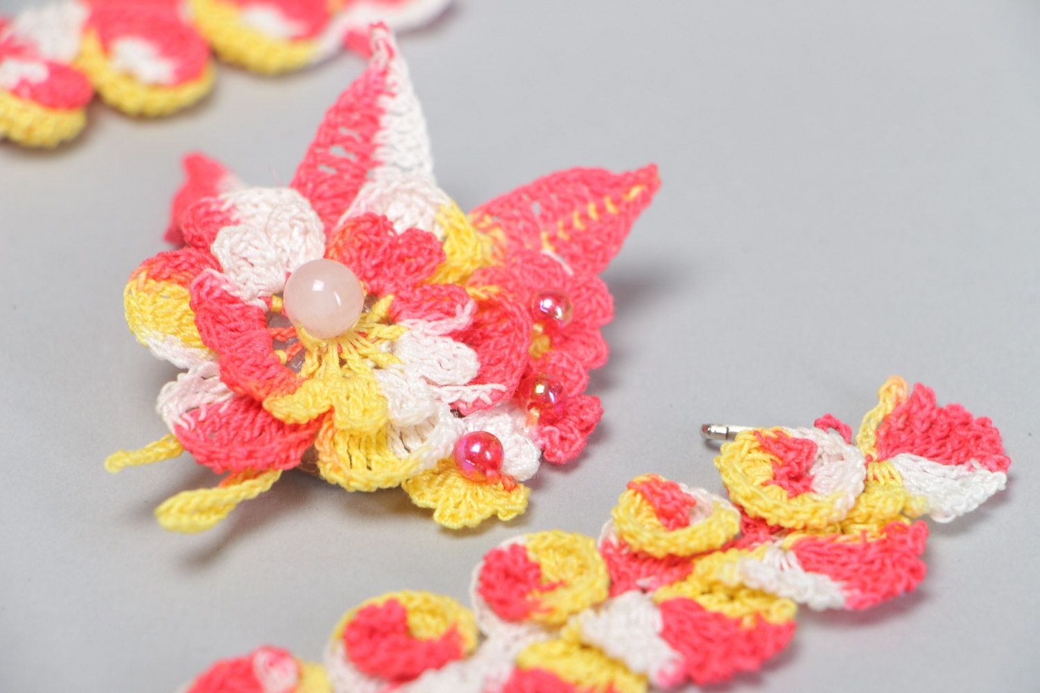 Handmade crochet jewelry set 3 items flower brooch necklace and bracelet photo 4